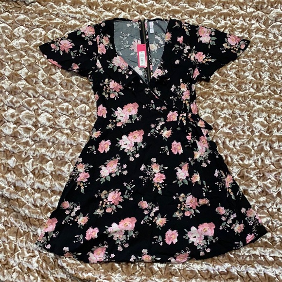 NWT Black and pink floral zippered dress with side bow - Picture 3 of 7